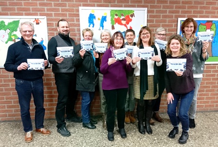 Ausgewählte Mitglieder der Sozialraumkonferenz Schwerte-Holzen mit den Flyern der Zukunftswerkstatt am 12.03.2019 (Foto: Möller)