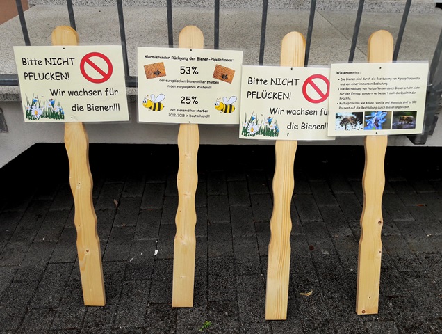 Schilder der Aktion "Bienen retten"